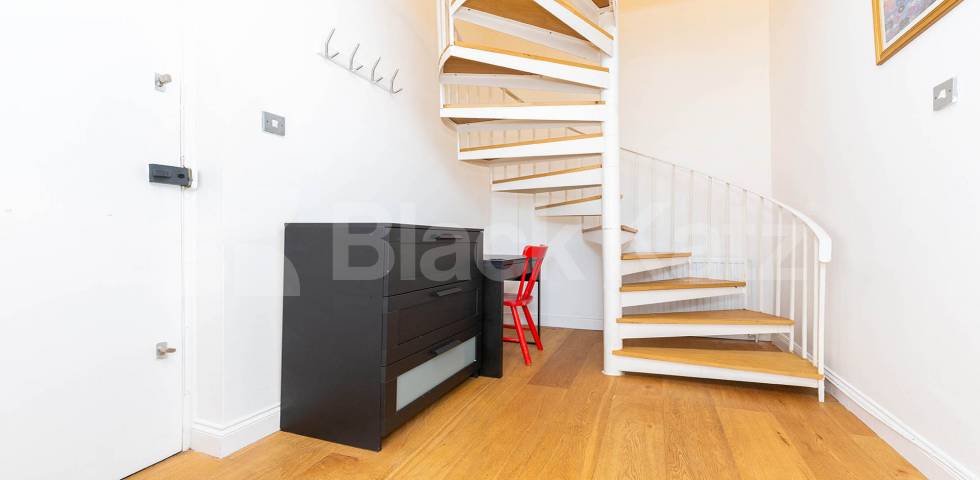 Split level three bedroom flat with modern furnishings mins to tube & shops Brecknock Road, Tufnell Park